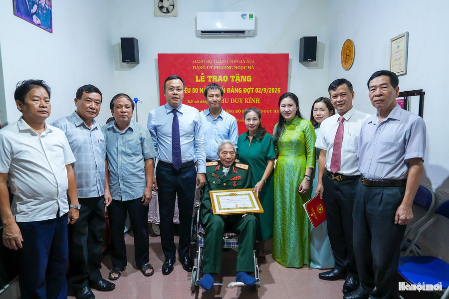 Trao Huy hiệu 80 năm tuổi Đảng cho đảng viên lão thành Chu Duy Kính