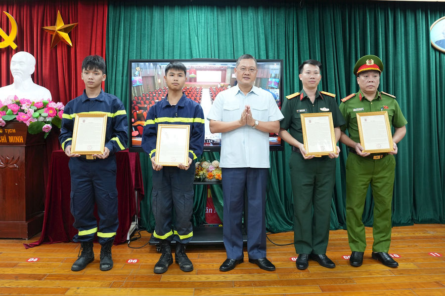 Phường Văn Miếu - Quốc Tử Giám: Khen thưởng đột xuất các lực lượng tham gia chữa cháy tại ngõ Văn Chương