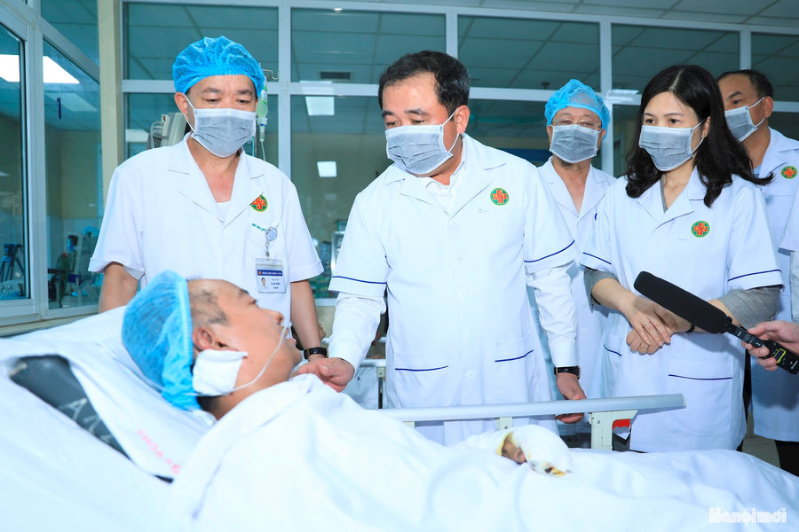 Bí thư Thành ủy Hà Nội Trần Đức Thắng thăm hỏi, động viên nạn nhân vụ cháy tại phường Tây Hồ