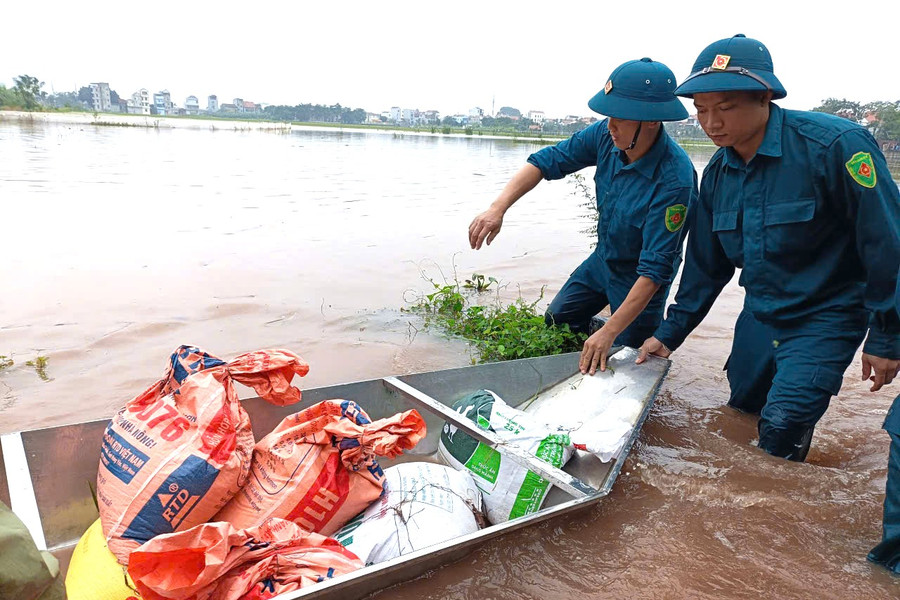 Dân quân xã Liên Minh giúp dân bảo vệ sản xuất giữa mưa lũ