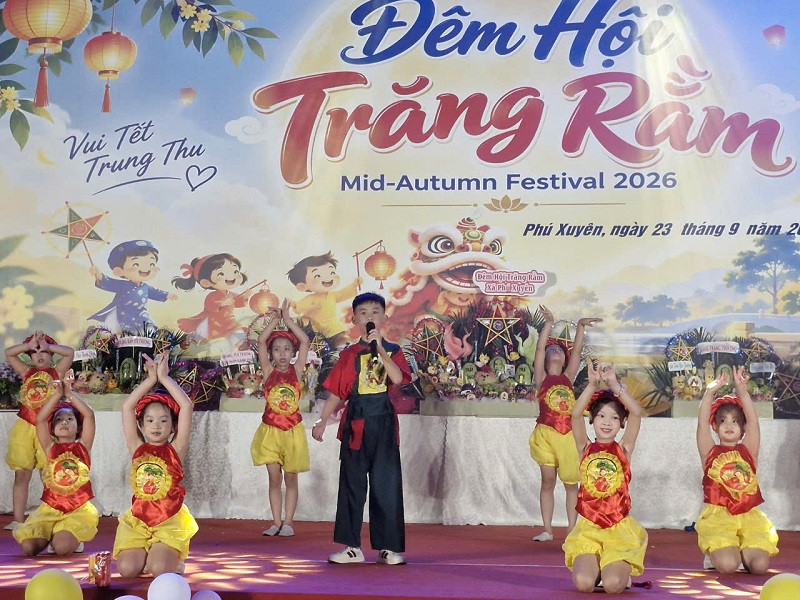 Ấm áp “Đêm hội Trăng rằm” xã Phú Xuyên