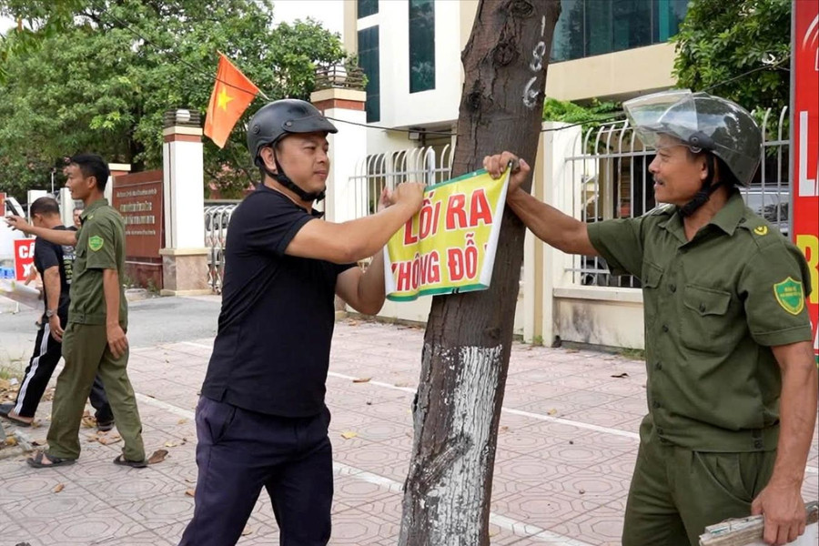 Xã Thanh Oai ra quân xử lý vi phạm về quảng cáo, rao vặt trái quy định