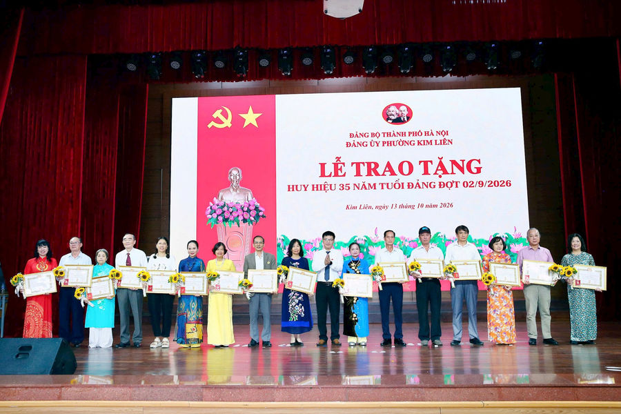 Phường Kim Liên trao Huy hiệu Đảng tặng 488 đảng viên