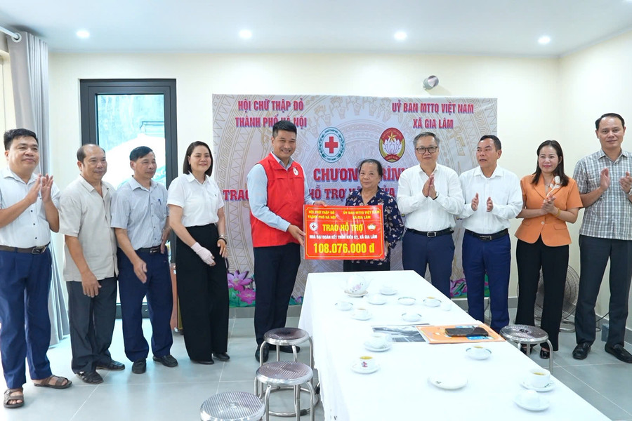 Xã Gia Lâm trao kinh phí hỗ trợ xây dựng nhà Đại đoàn kết cho hộ khó khăn