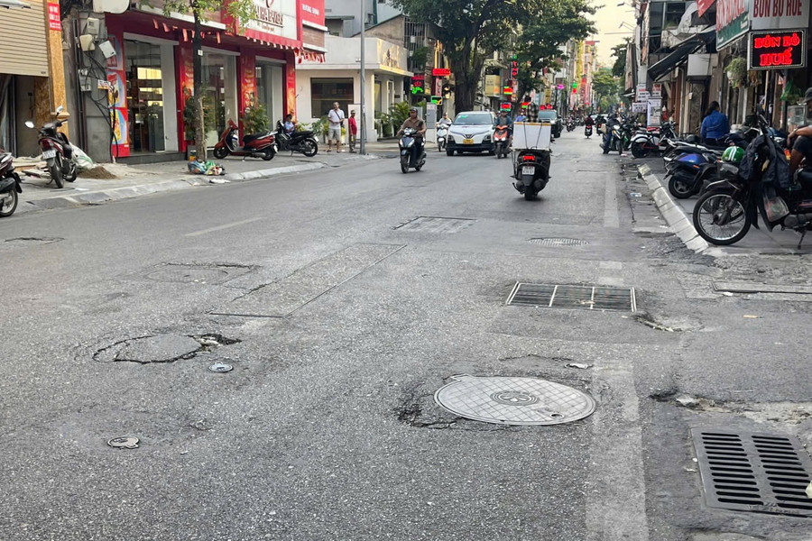 Đường Trương Định: Nguy hiểm từ những nắp hố ga dày đặc