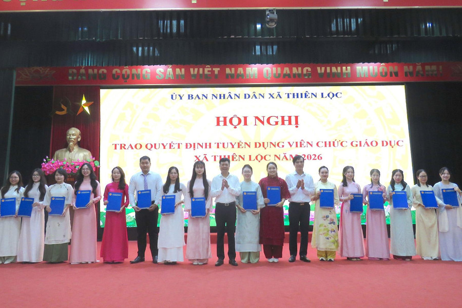 Xã Thiên Lộc trao quyết định tuyển dụng viên chức cho 53 giáo viên
