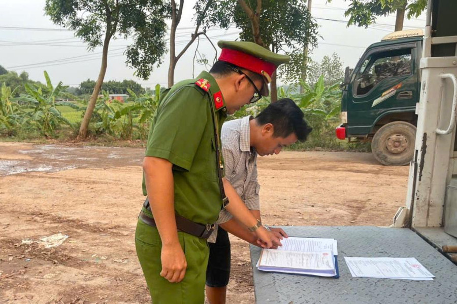 Công an xã Hát Môn xử lý vi phạm, chấn chỉnh công tác bảo đảm vệ sinh môi trường
